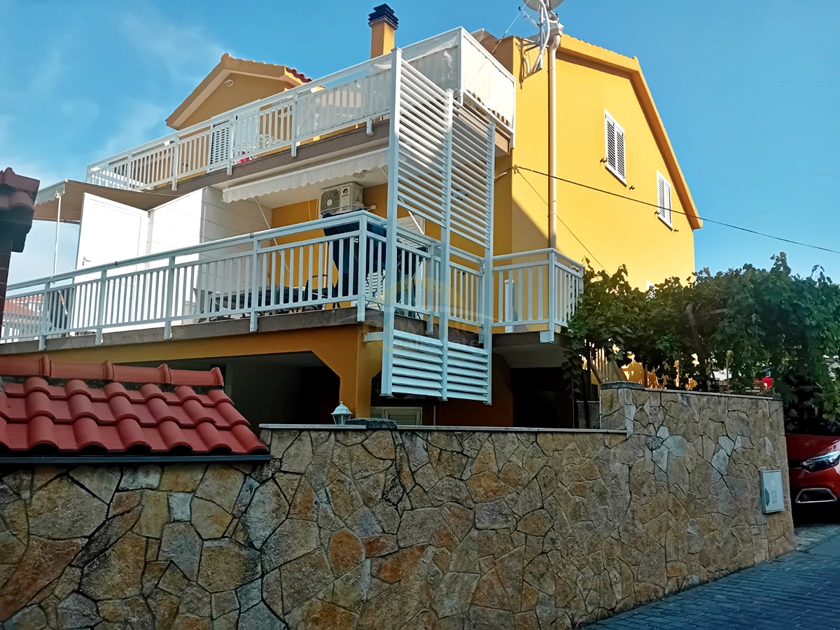 Apartmajska hiša v Okrugu Gornjem/Čiovo, drugi niz od morja - 5 apartmajev